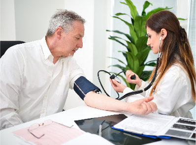 doctorita masurand tensiunea arteriala unui pacientului