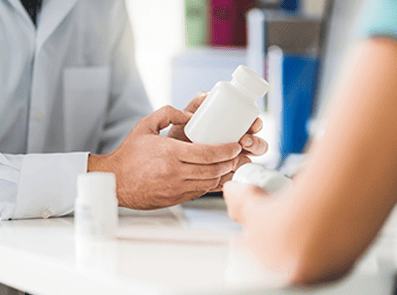 medic citeste instructiuni administrare medicamente pe un flacon