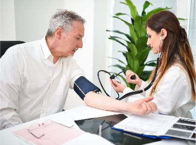 doctorita masurand tensiunea arteriala unui pacientului