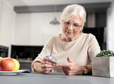 Pacienta care isi masoara nivelul glicemiei