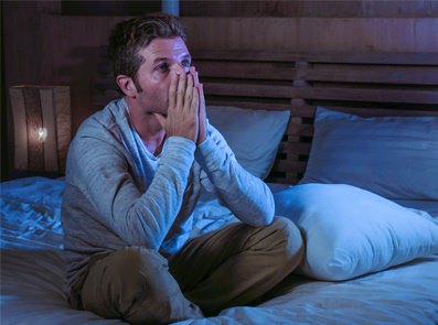 barbat cu disfunctie erectila, tanar cu disfunctie erectila, fumator, hipertensiv, fumator, diabet si disfunctie erectila